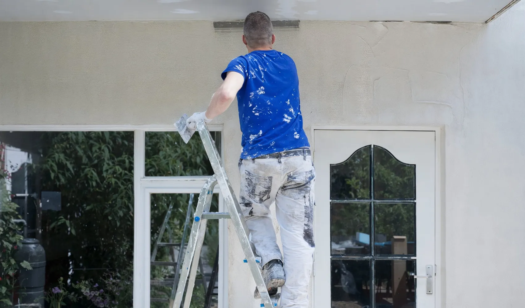 Professional stucco contractor performing exterior stucco repair on residential home in Los Angeles CA